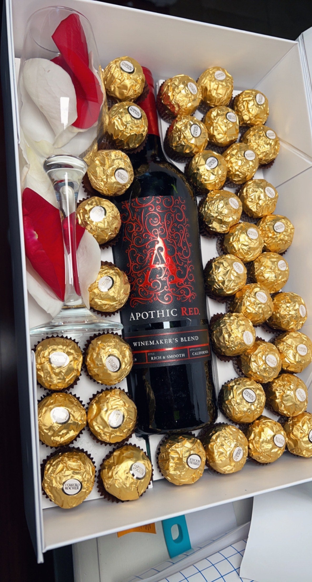 WINE AND CHOCOLATE GIFT BOX